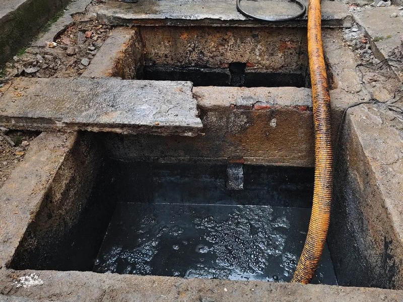 丁家桥清理化粪池